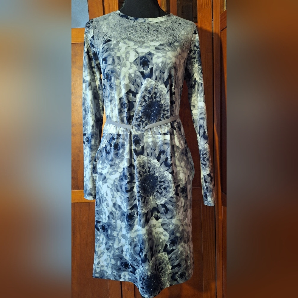 ♠️SIMPLY VERA women's long sleeve pull-over dress. Blue floral print. Size XS